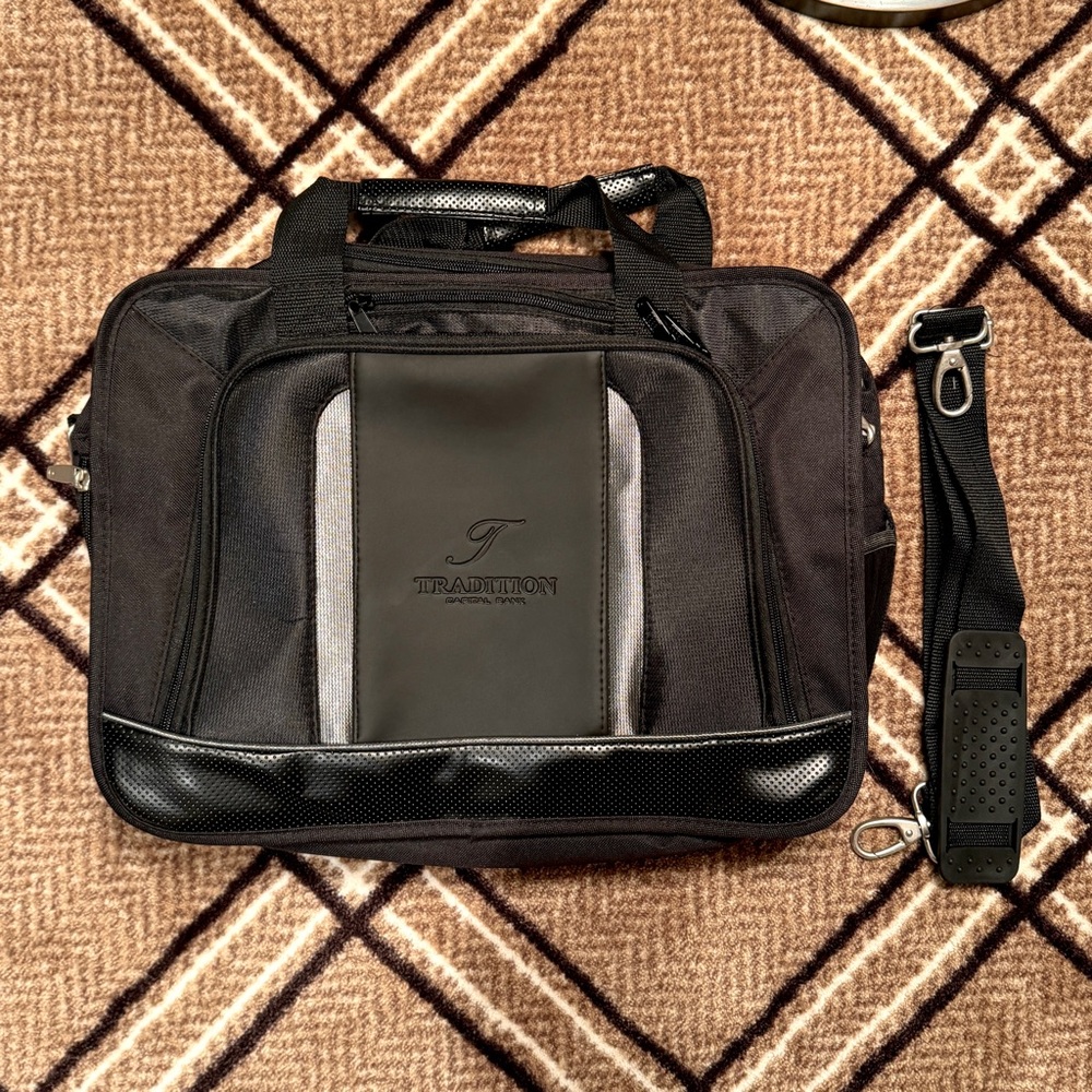 Leed’s Executive 17” Laptop Briefcase - Picture 14 of 14